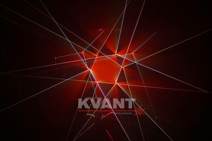 円形トラスにレーザーを設置 KVANT DIAMOND 円形トラスに設置 面白い演出 照明 クバンツ クバント ケーバント ケバント